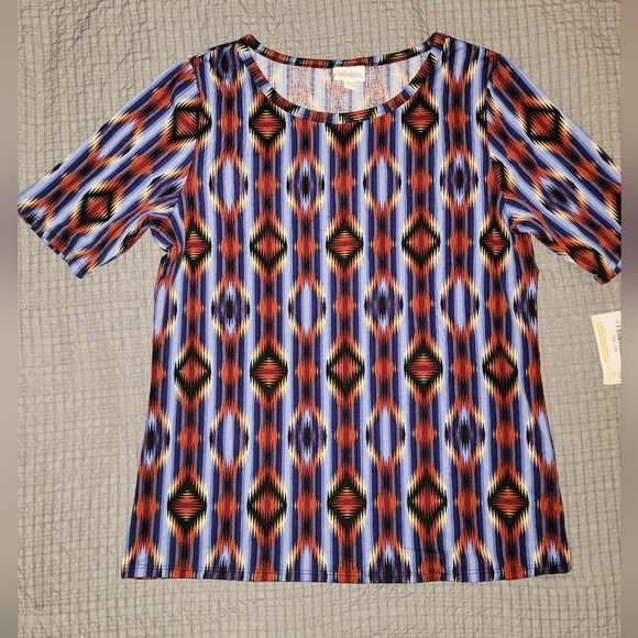 LuLaRoe Tops - LuLaRoe Gigi Shirt